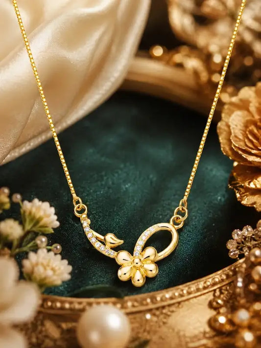 Nature Inspired Leaf Pendant Necklace Elegant Everyday Jewelry Premium Finish Design Stylish Daily Wear